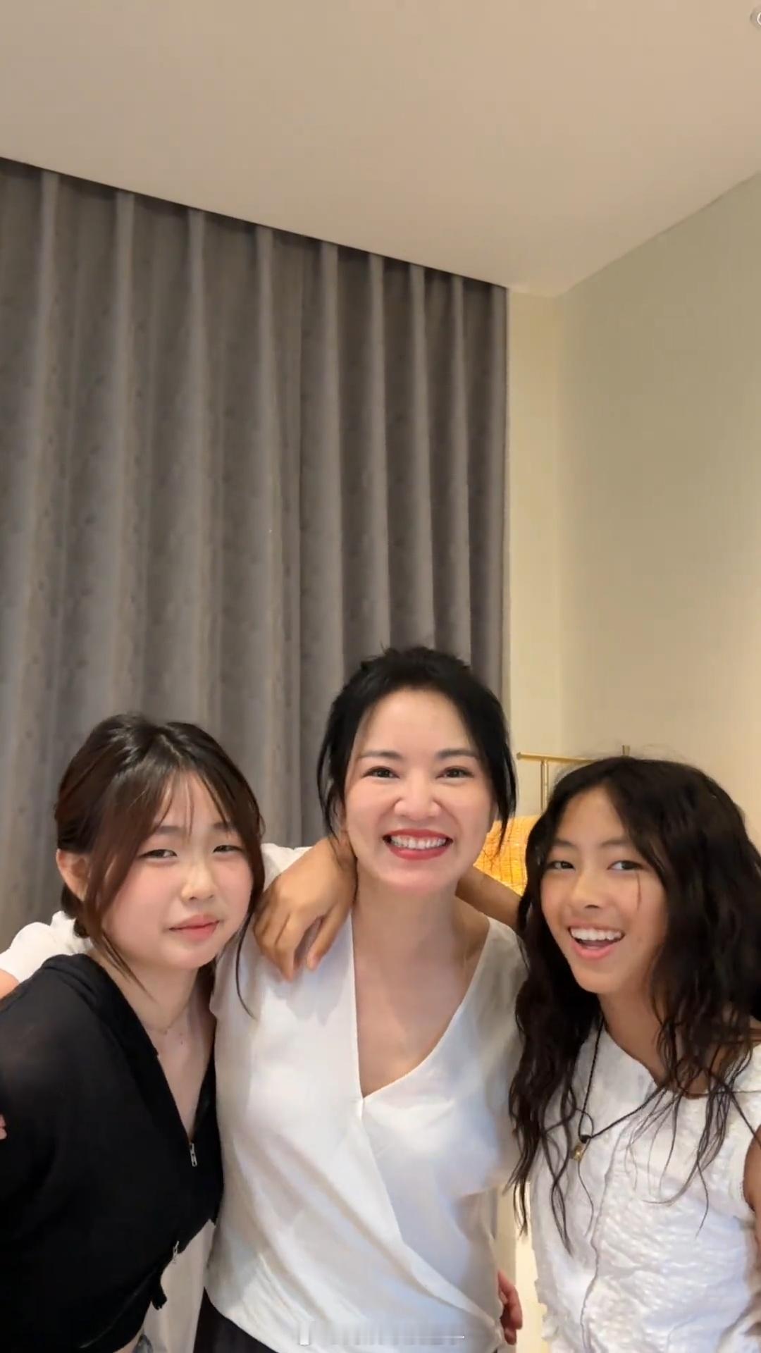 阿雅教女儿跳锉冰舞阿雅教11岁女儿跳锉冰舞 阿雅老公好神秘 ​​​
