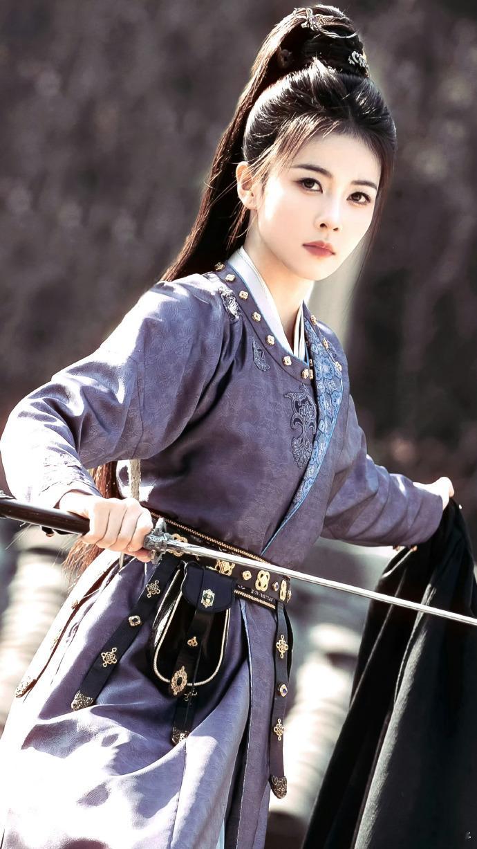 白鹿冷脸县主 白鹿的冷脸县主越品越有味道！把李佩仪的清冷与坚韧诠释得淋漓尽致，人