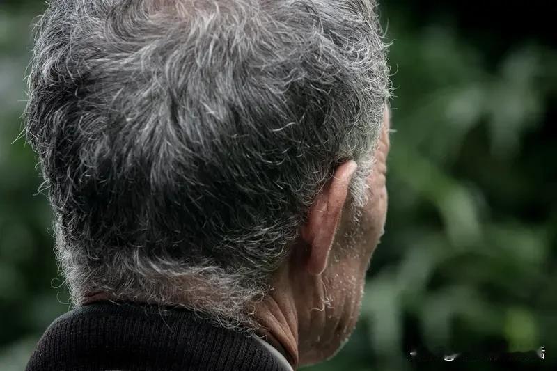 扎心真相：同样需照顾，为何老人遭嫌弃，孩子却被捧在手心？

    “同样生活不