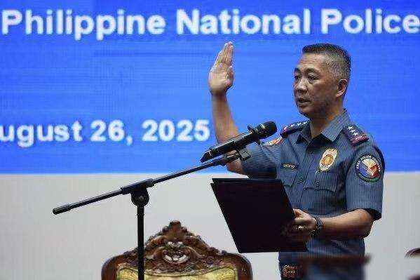 菲国警被卷进来了？近日，菲国警总监纳塔特斯下令对警察14日护送那场争议动作，启动