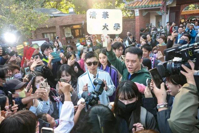 果然优秀的人到那都是焦点，都受到无数人的喜爱和崇拜！照片中是马龙到宝岛台湾参加活