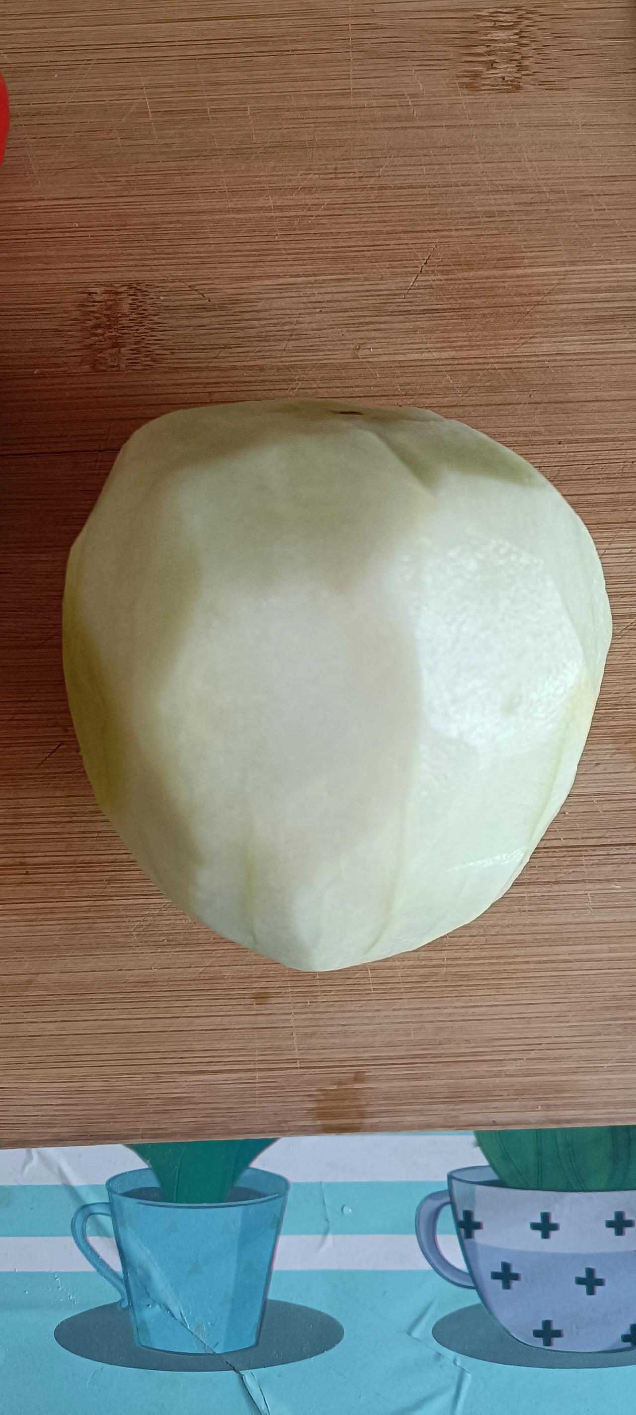 老妈在院子里种的甜瓜，跟姐姐她俩汽车转飞机，千里迢迢从老家带来。在冰箱里放了二十