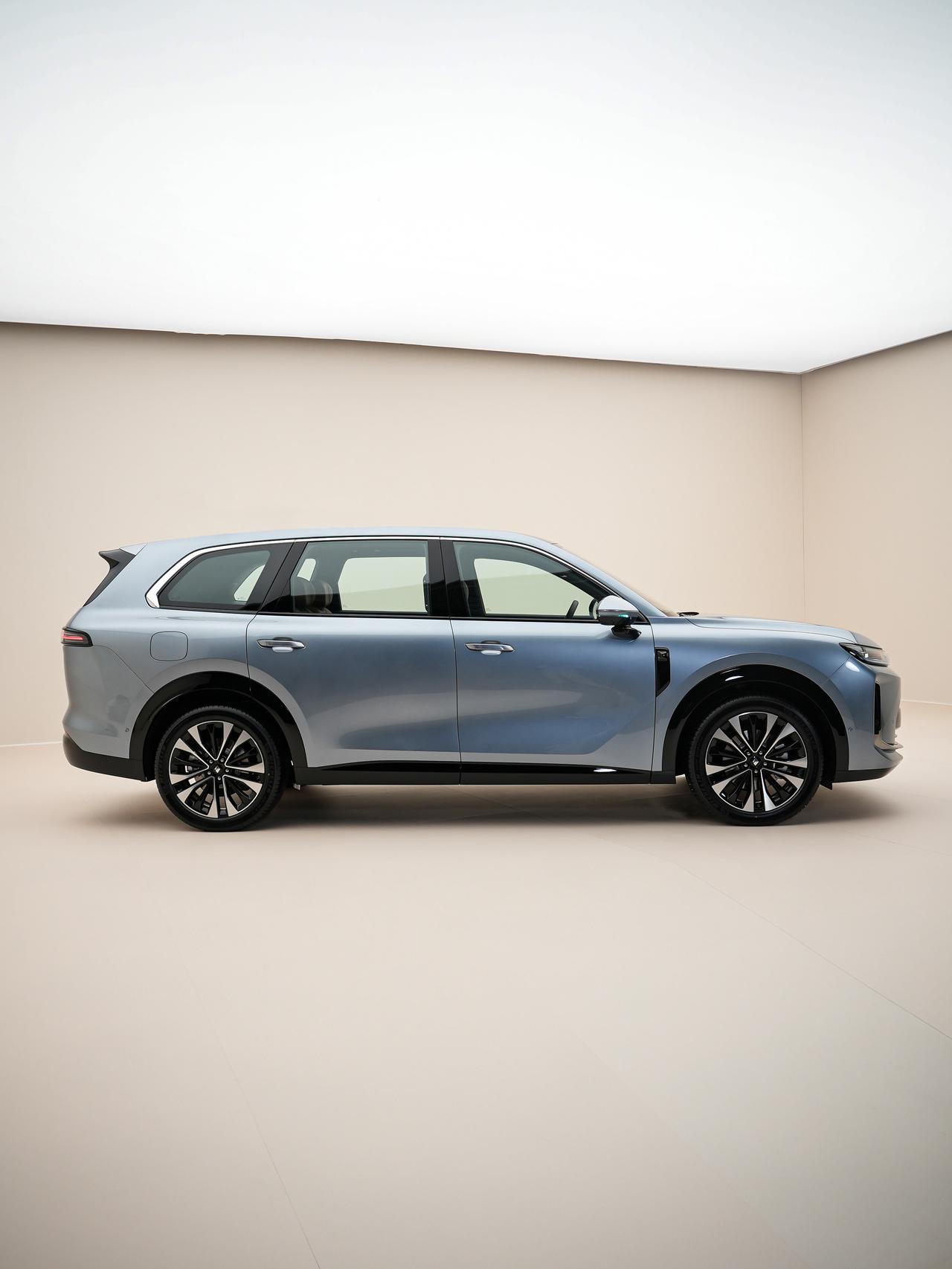 HYK图赏｜华境S

前脸温文如玉，没有锋利的切割线条，整个外观透着一股儒雅的气