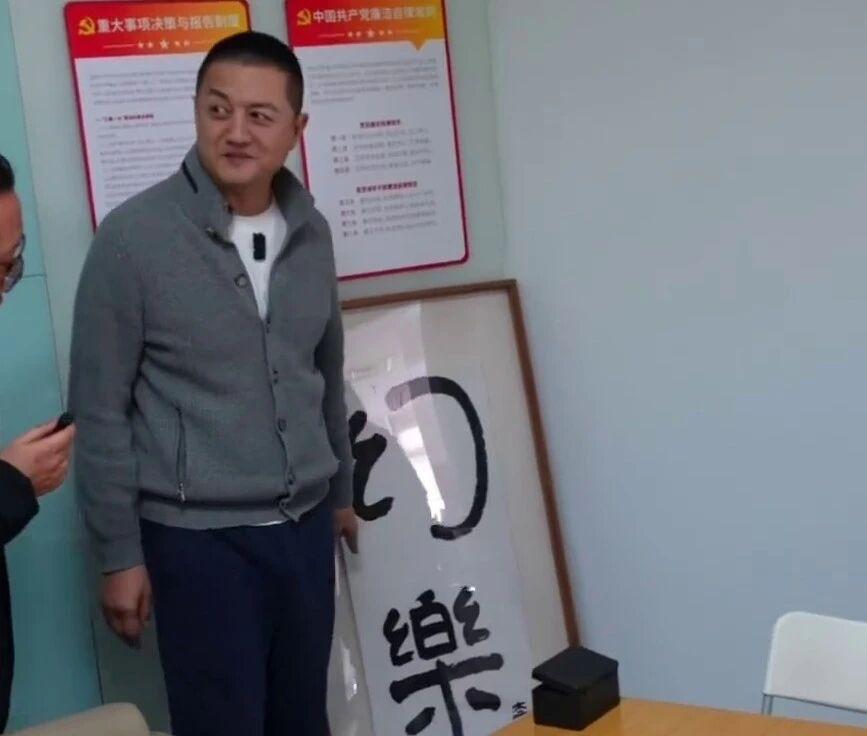 【李亚鹏曾经欠债数亿，甚至要给债主跪下趴下……】
李亚鹏的商业冒险，远比外界知道