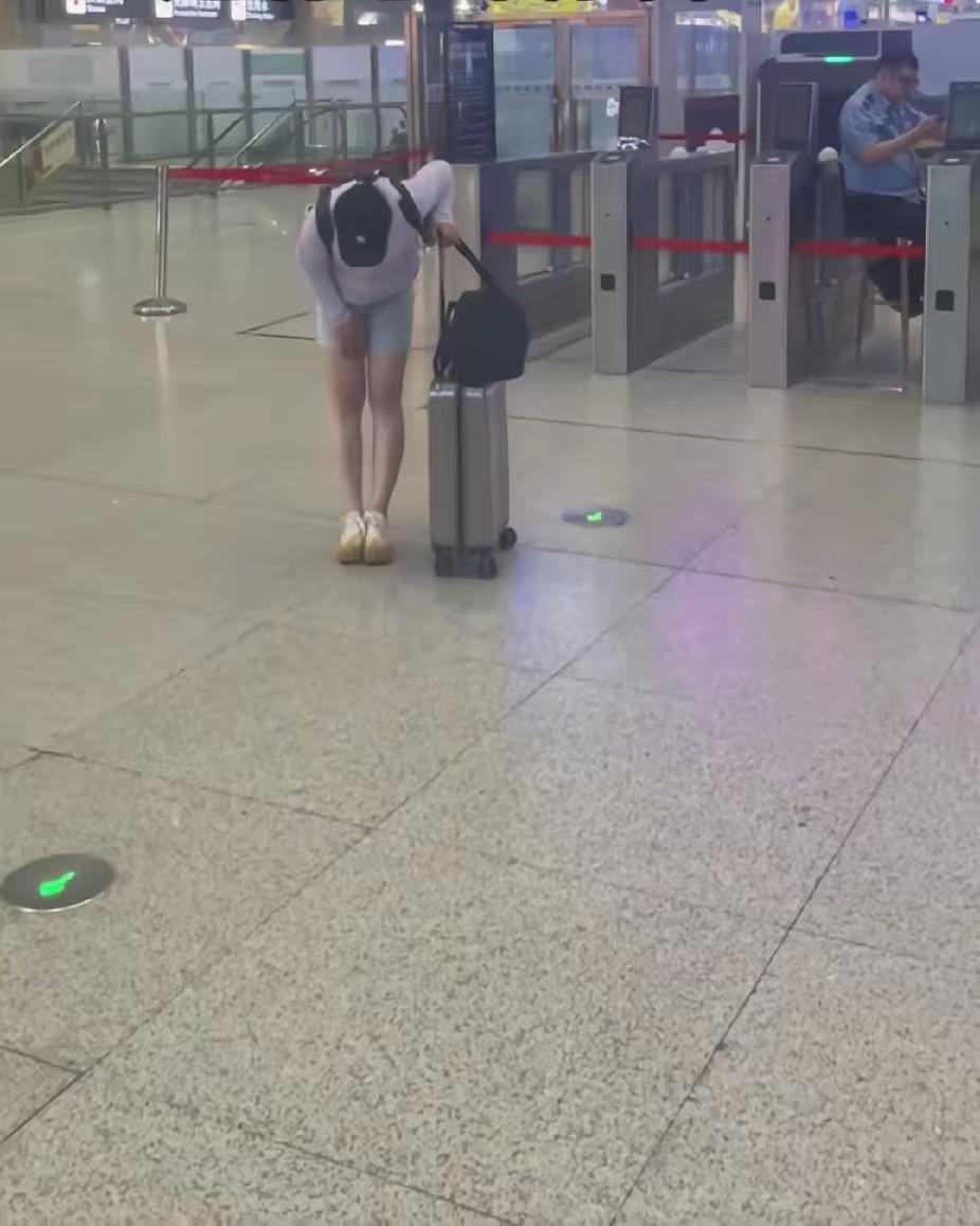 地上神仙看社会（14）懂事比分数重要

这是一个女孩子，去上学进站前，向送行的妈