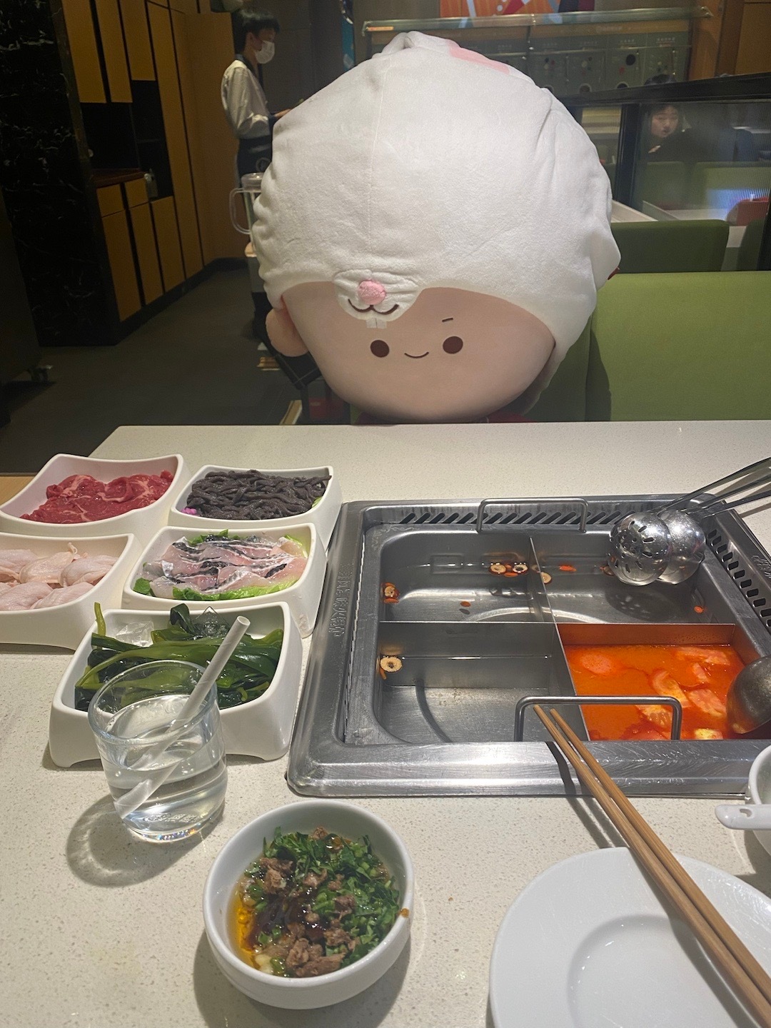 以前看到别人朋友圈发海底捞娃娃陪吃 我就想:怎么会有人一个人去外面吃火锅啊？如今