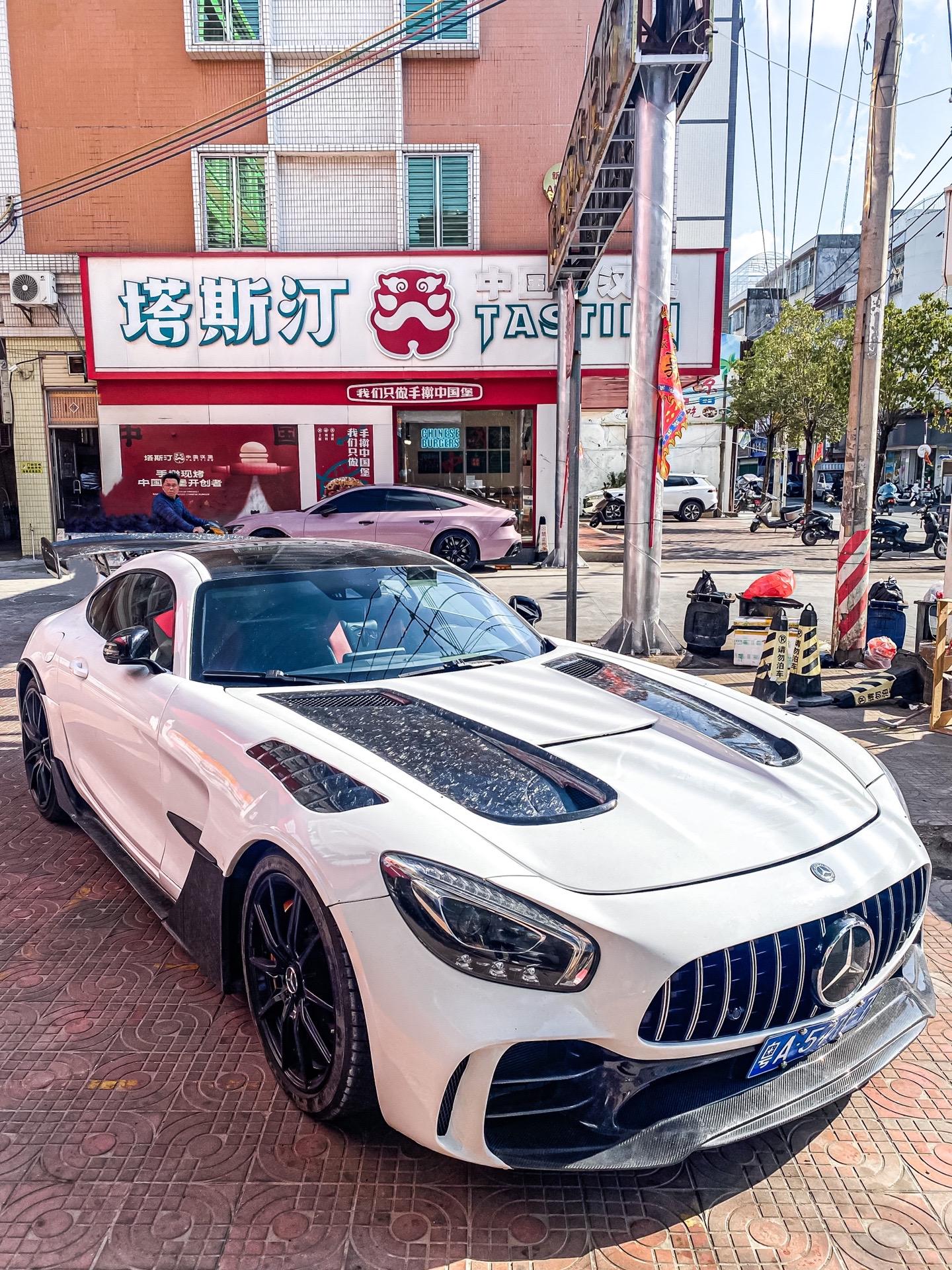 熊猫配色的奔驰AMG GT 配上双层大尾翼实在是太帅了
