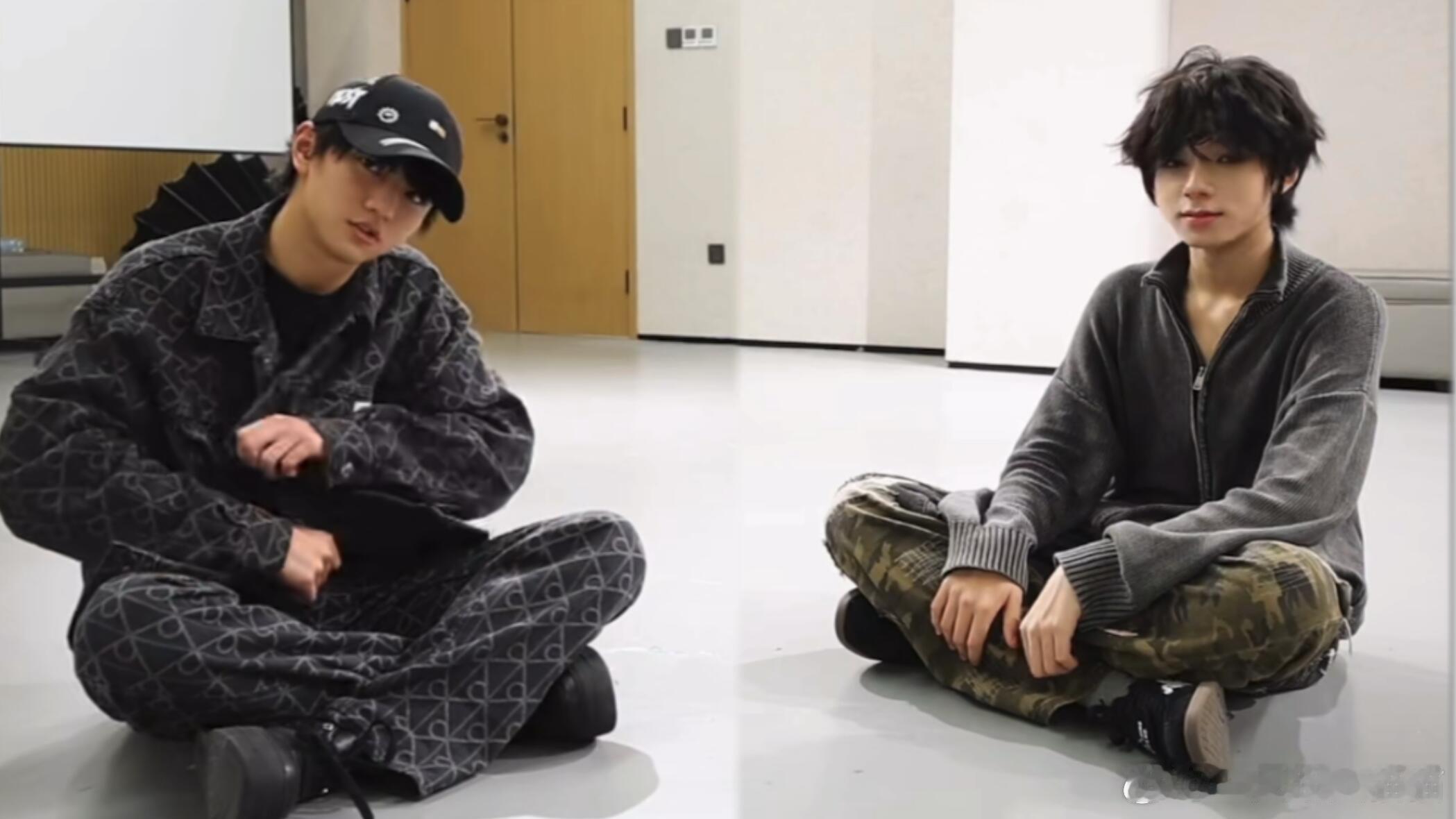 这张合照简直封神了，谁懂王橹杰的表情他真的不是在炫耀吗？王橹杰想和穆祉丞合照