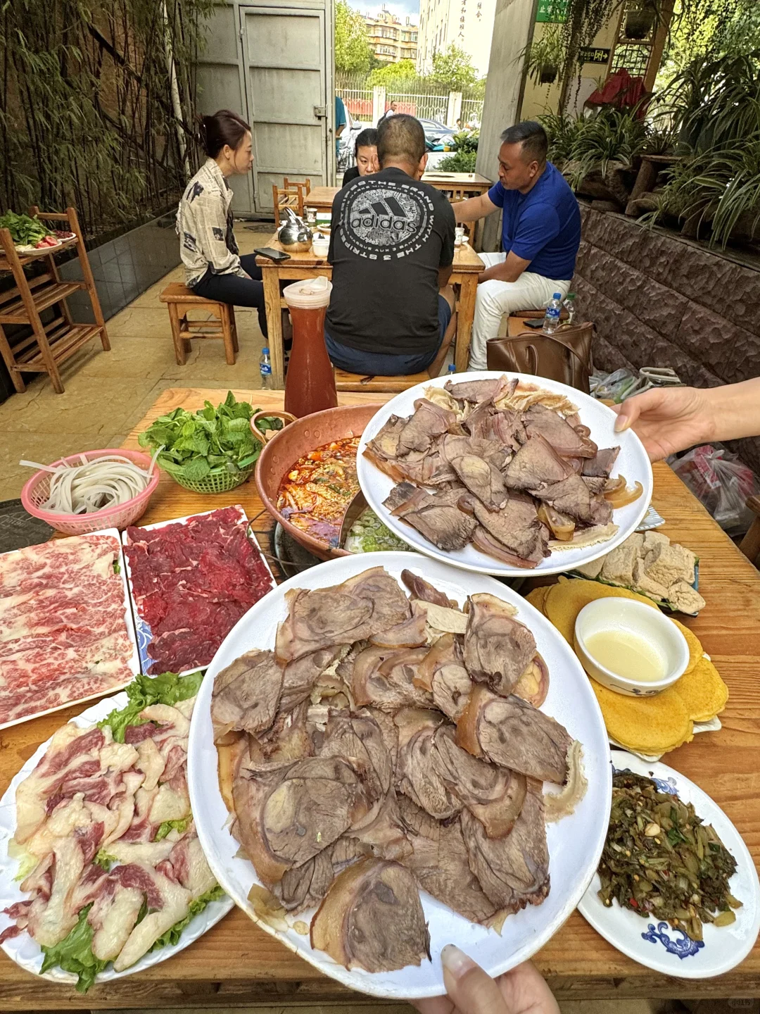 在昆明！！！牛街庄火塘牛肉。。。座无虚席！！！