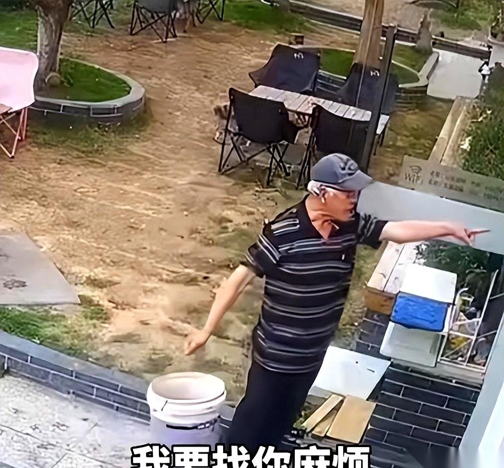 “我是本地人，我就是要找你麻烦！”
浙江义乌，一个大爷手指头都快戳到咖啡店老板娘