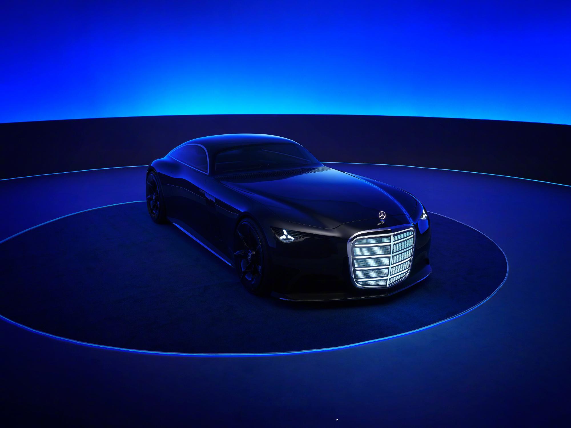 广州车展 上，奔驰放了三台车，“概念 + 量产”，也是走不多的概念车搭配量产车。