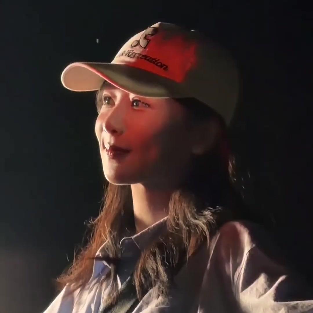 在宏村的青石板路上漫步，看着白墙黛瓦倒映在潺潺流水里，突然懂了杨紫一路走来的不易