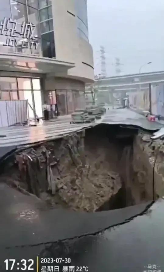 石景山京西大悦城门口外围塌陷，已确认未造成人员伤亡，对大悦城主体建筑未产出影响。