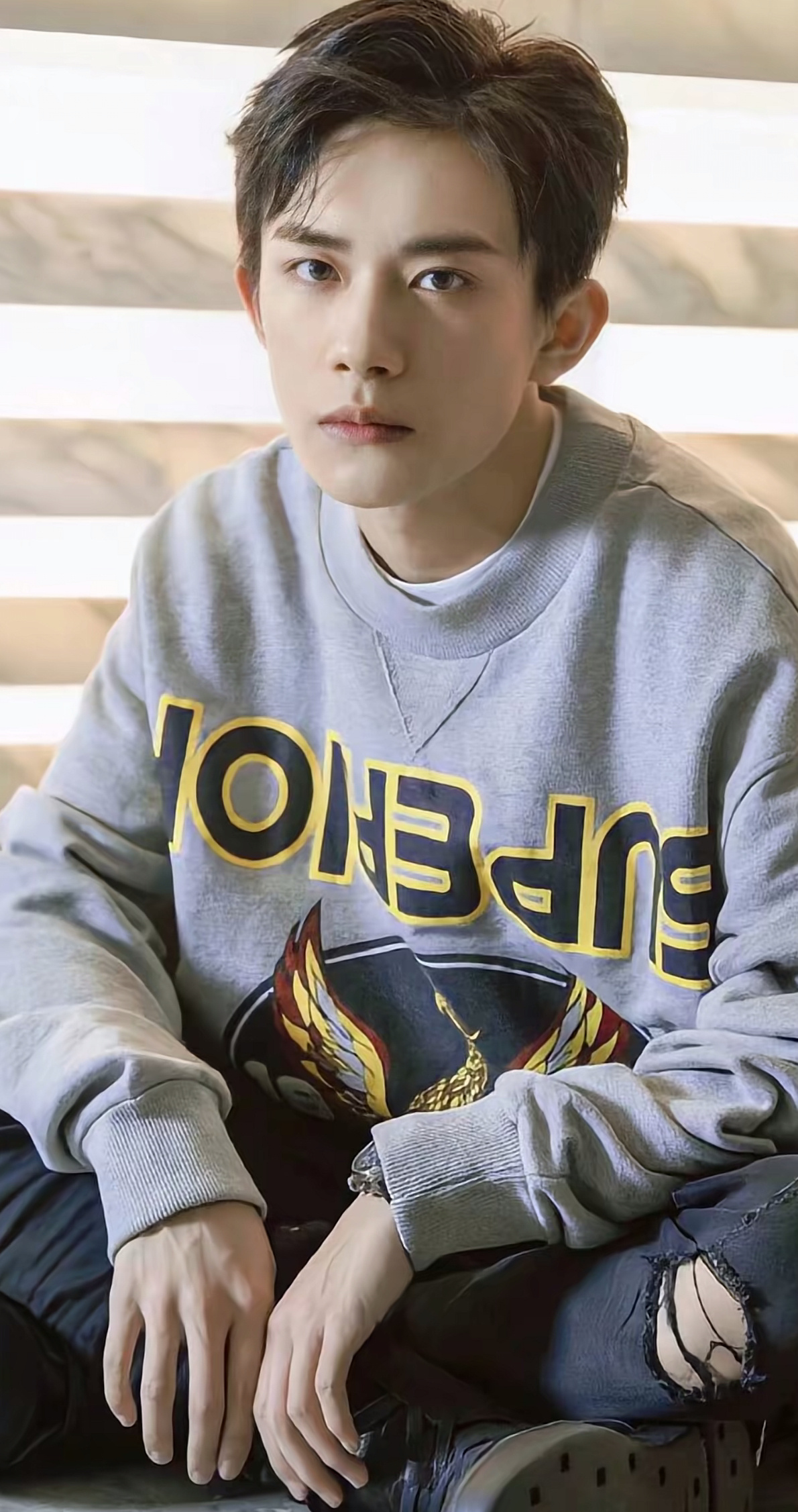 易烊千玺电影惊蛰无声易烊千玺严迪 严迪在街上被拉住“帅哥可以给你拍一组照片吗？我