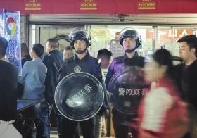 晓华理发店门前有特警，这3点令人深思
1 特警部署显示出当地对游客安全非常重视，