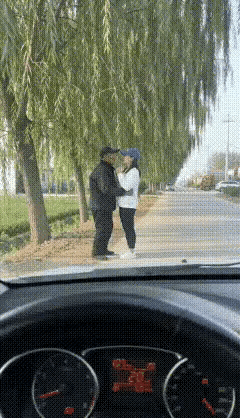 马路边，大爷正与一个小媳妇亲热呢，司机摁了下喇叭，把俩人吓了一跳！

老牛吃嫩草