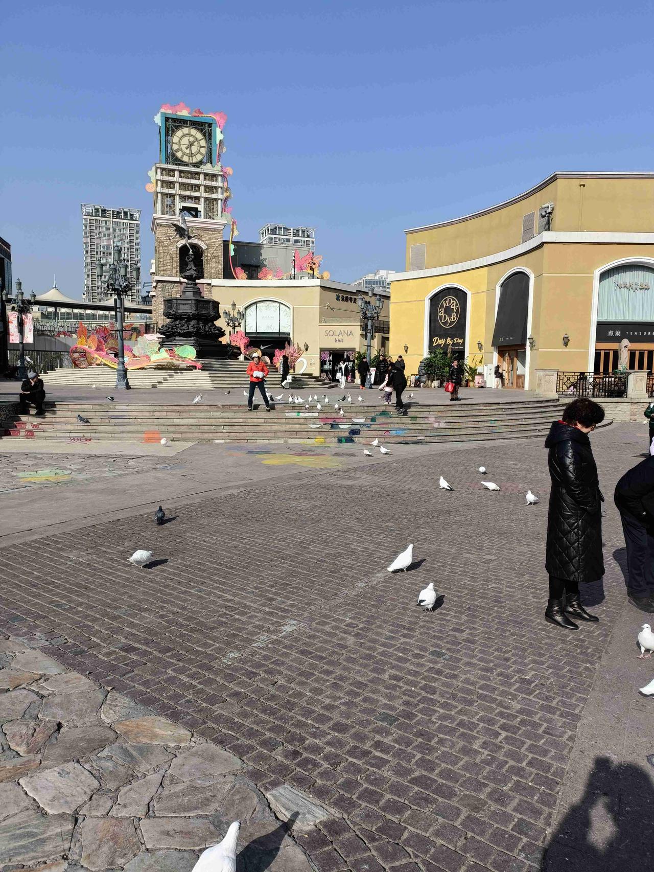 带定位晒今日生活 今儿状态超轻松愉快，天气也是晴空万里，心情简直起飞！
中午的蓝