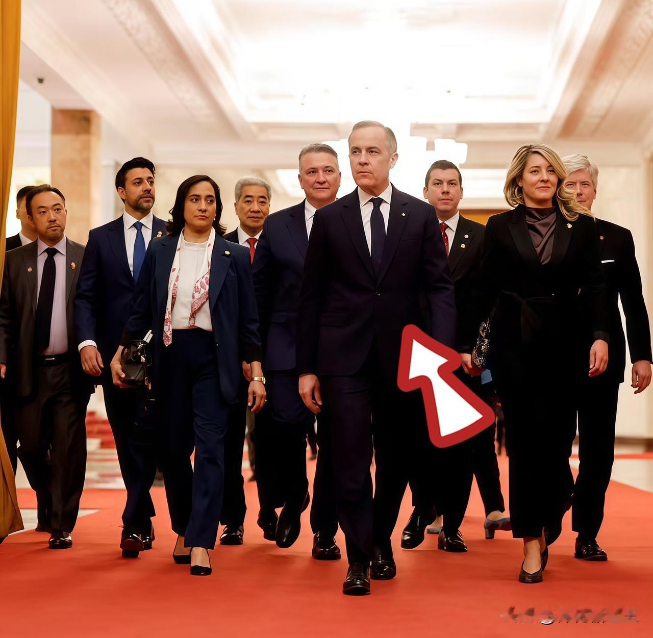 全球哗然！1月17日特朗普突然发难，宣布2月1日起对丹麦、德法英等8国输美商品加