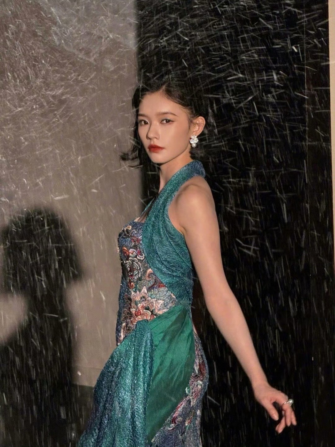林允W盛典出图速度旧上海画报的风情，好适合她，美的不知天地为何物，林允一出手就是