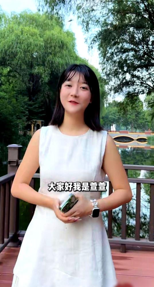 麦小登的表妹萱萱，这两天算是把网上的看客和自家爹妈的脸，挨个“扇”了一遍。

前
