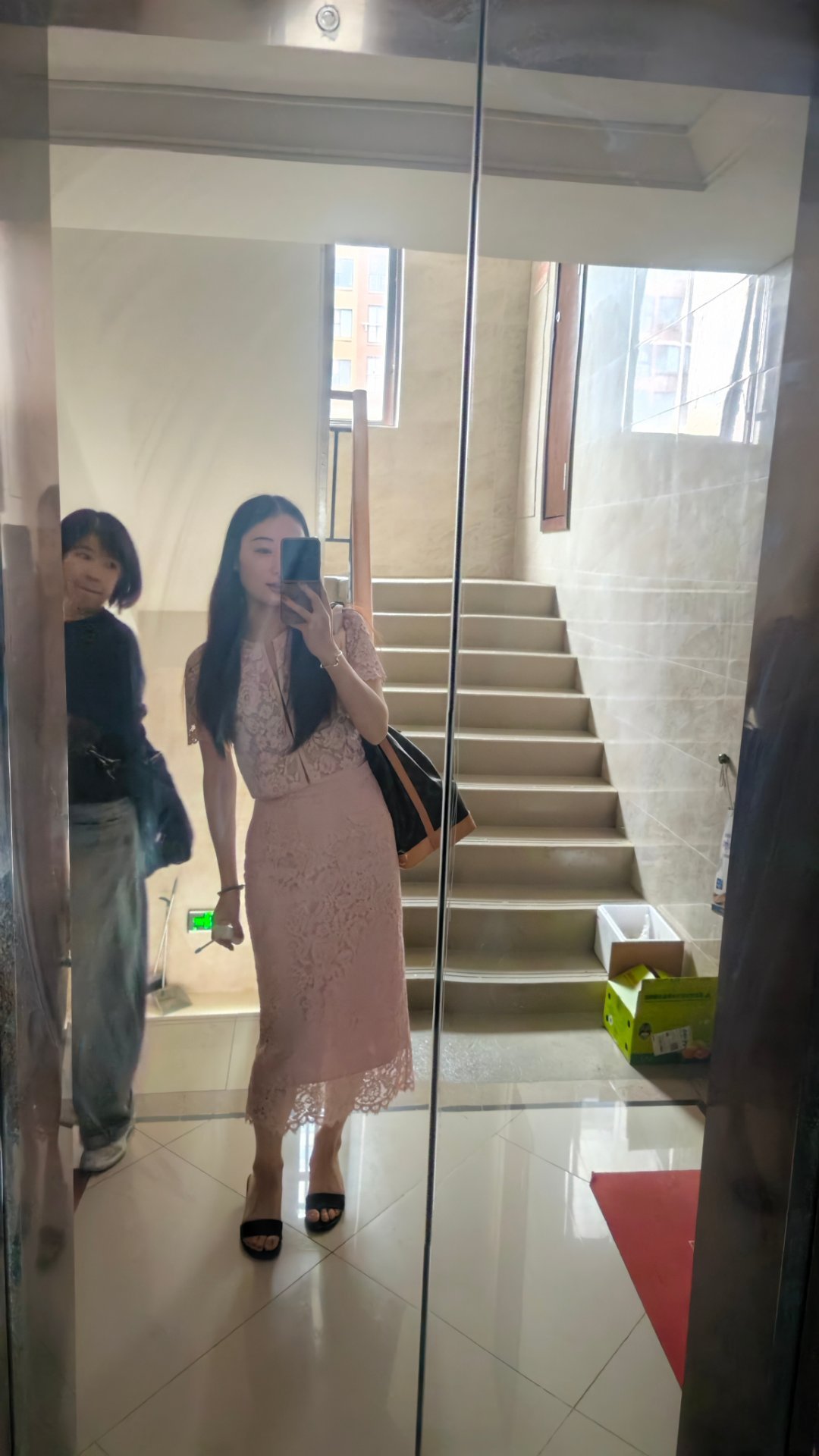 不知道的还以为我拿了根烟其实是姐妹给我买的喷喉咙的 