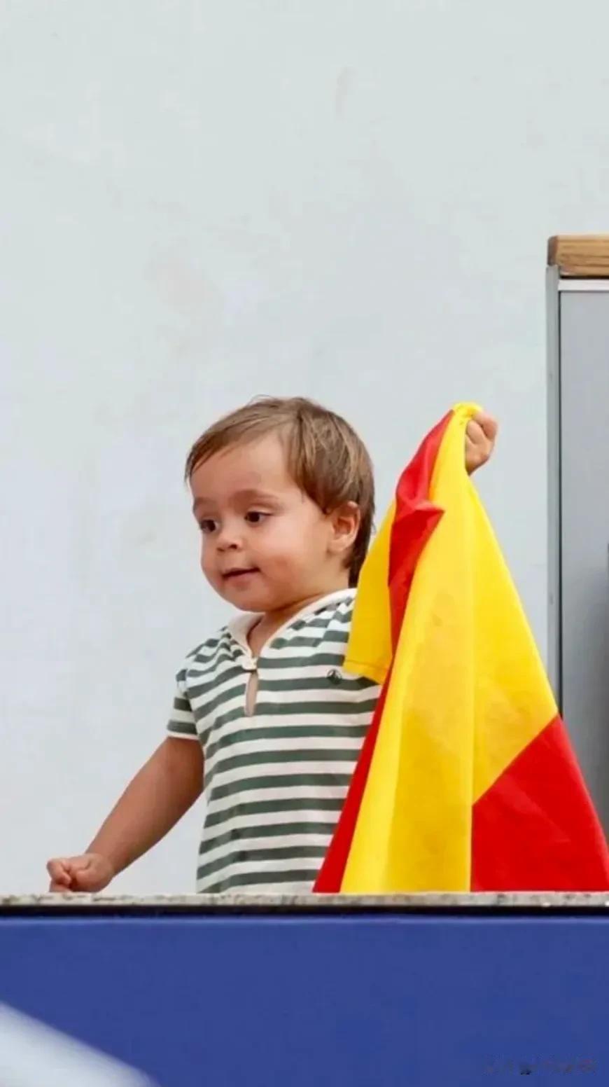 纳达尔的儿子才两岁，但从社交媒体出现的照片来看，我一直以为他起码有3，4岁了。直