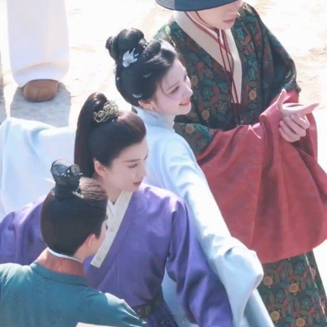 王楚然辛云来刘令姿尹浩宇拍合照王楚然、辛云来、刘令姿、尹浩宇在电视剧《明月录》片