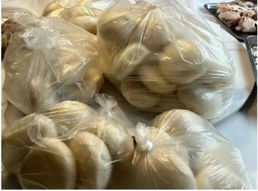 “一头雾水”我到楼下去取在网上买的白酒，父亲给我发消息说他的老战友给他寄的特产到