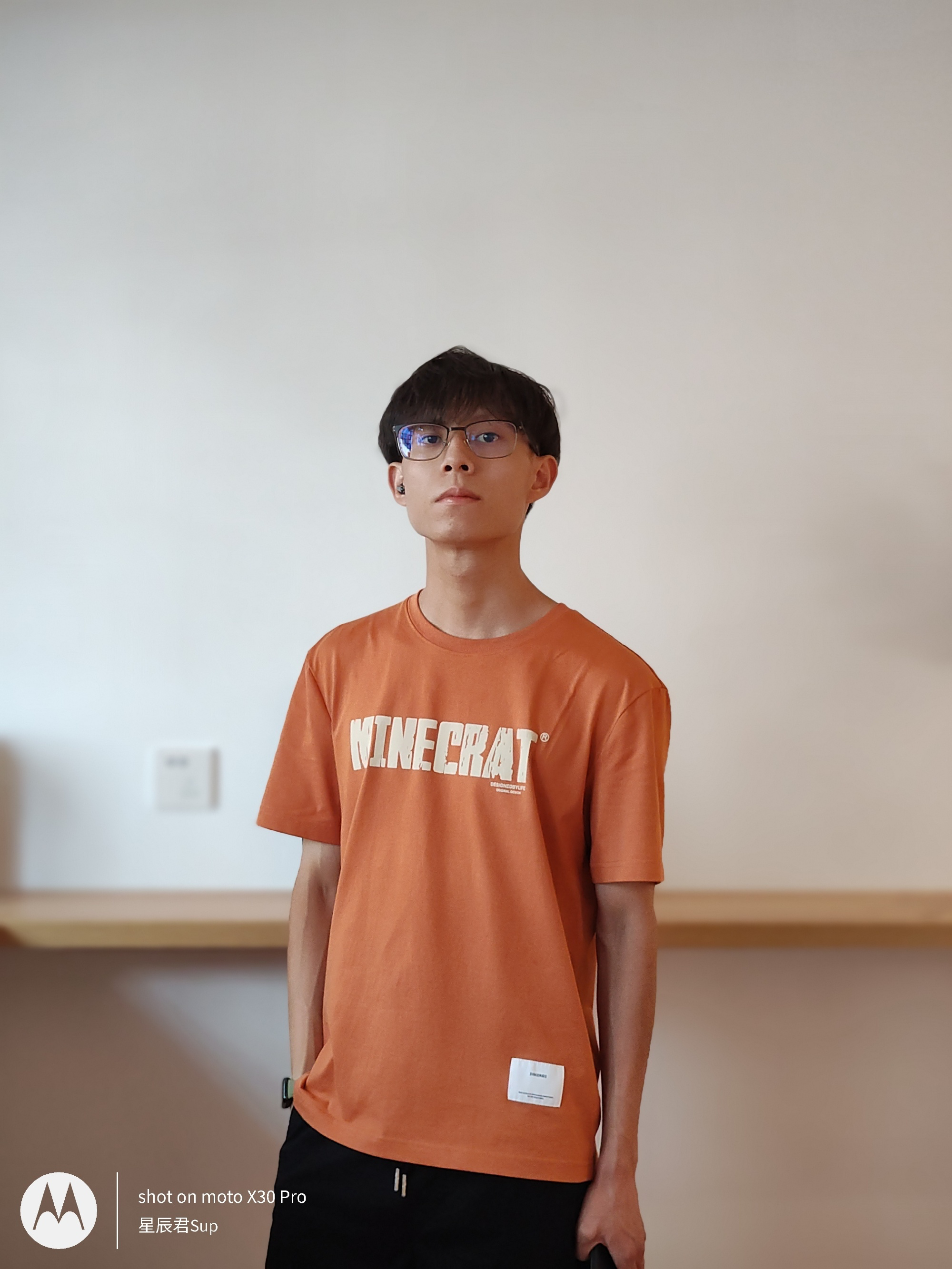 翻到了一张前几年拍的照片，我发现我是真的不合适穿T恤，太显瘦了，看起来像电线杆一