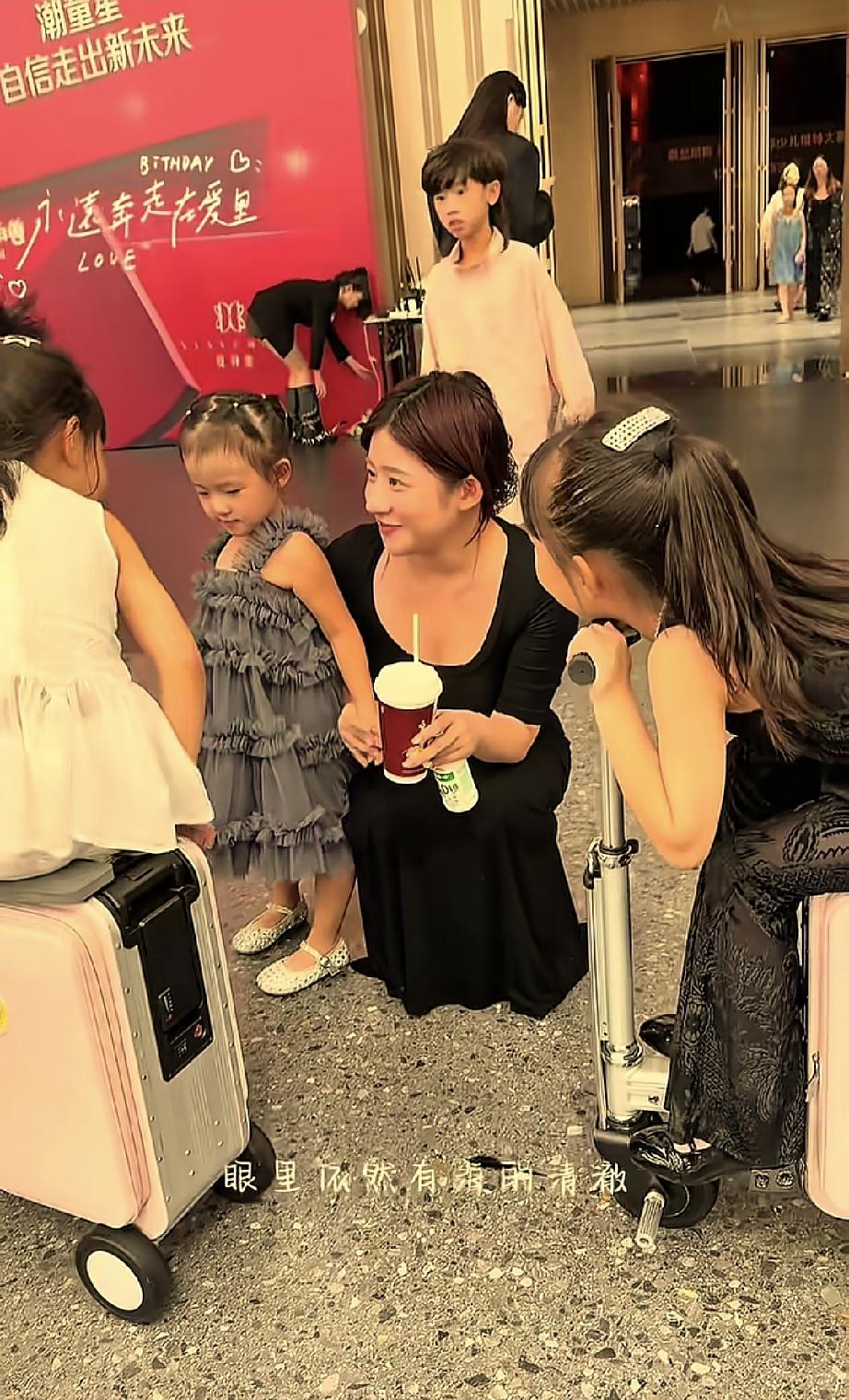 闪闪为什么和妈妈黄一鸣不亲热呢？黄一鸣想拉着闪闪来自己身边，可是闪闪一直有点不愿