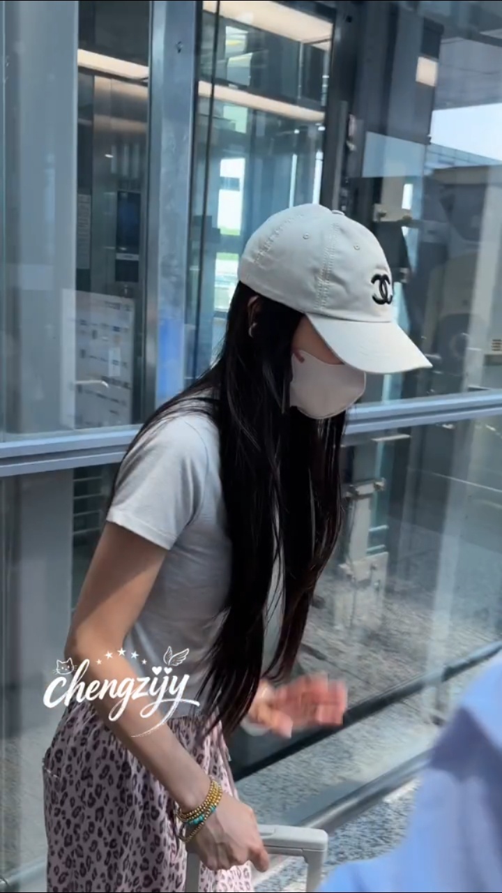 不知道会有好多粉丝代拍等她吗 如果机场没有保安管呢 该有的助理保镖得有吧 两个人