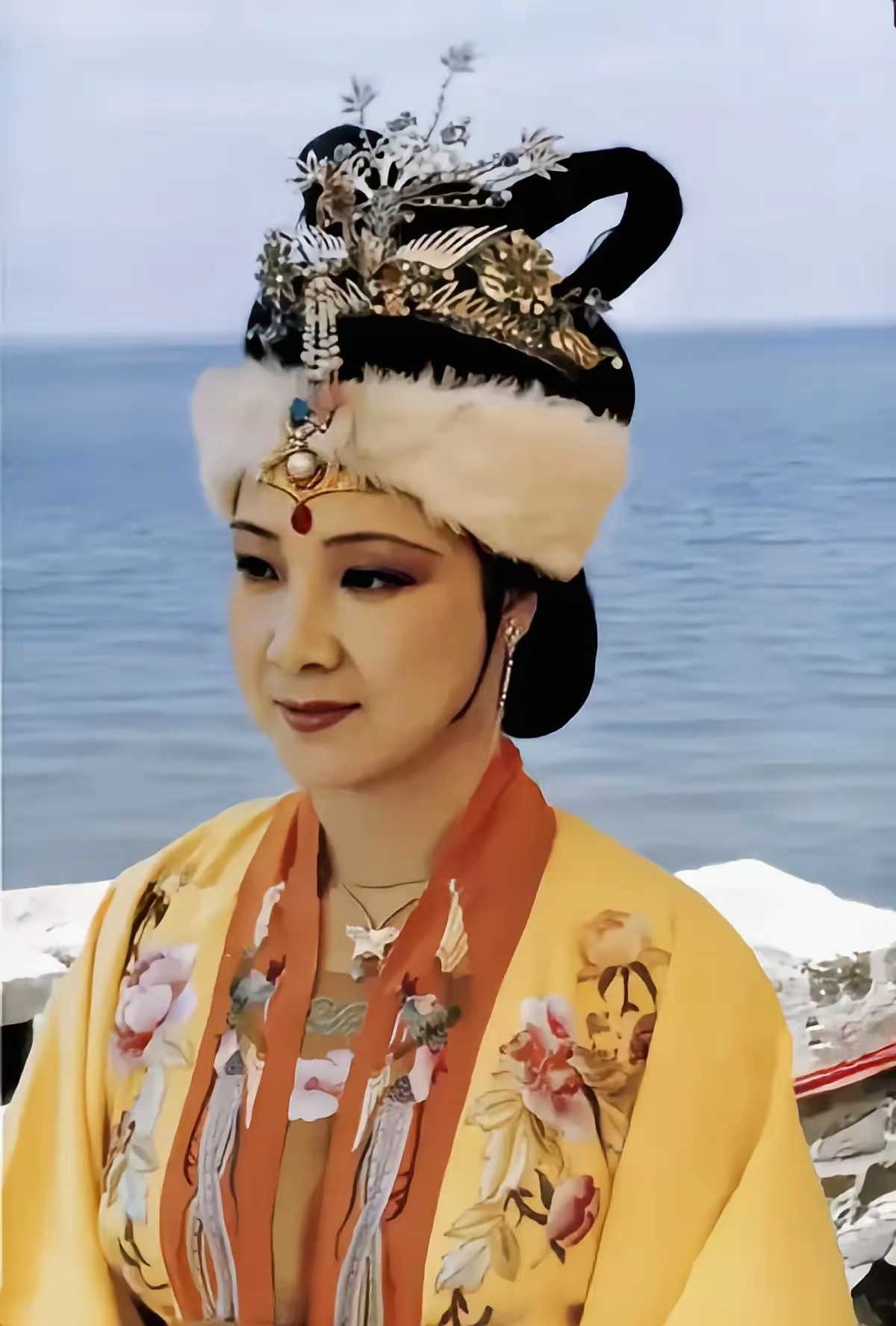 今天重温87版红楼梦，发现一个重大漏洞。就是南安太妃这集，这个雍容华贵的太妃竟然
