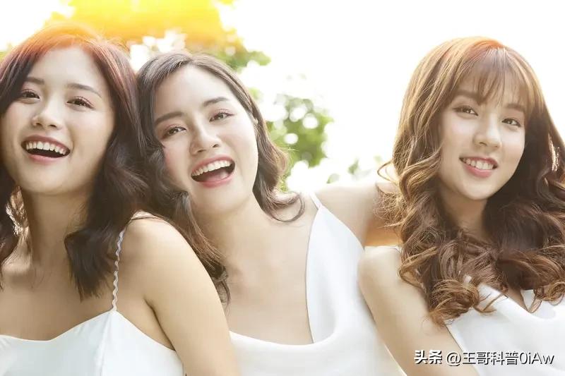 最好的女人根本不是网上那种千篇一律的“上得厅堂下得厨房”模板。
之前住我家楼下的