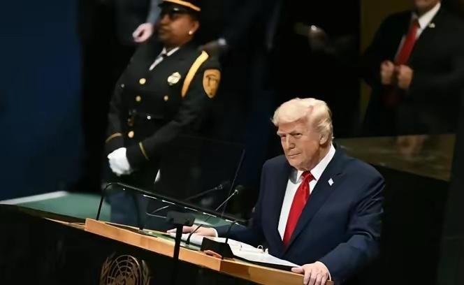 2月28日，特朗普在社交平台发文，呼吁最高法院对其关税政策案进行重审或再审。此前