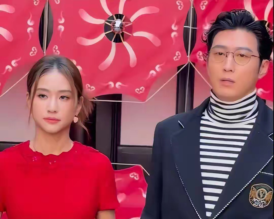 窦骁何超莲合体出席活动，一个发福油腻一个土气，网友：相看两厌 