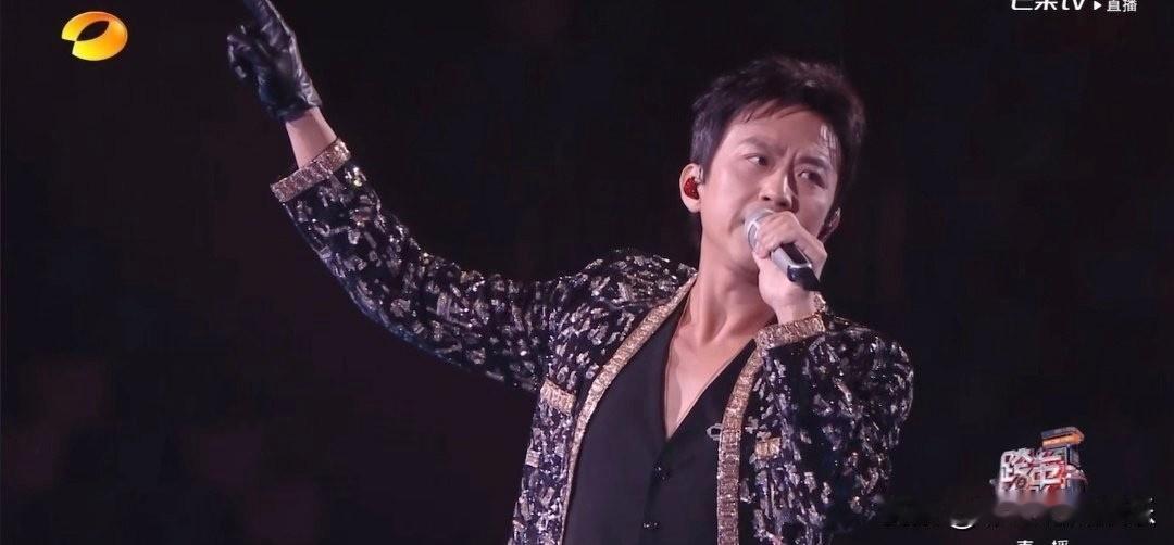 邓超真唱秒了，一口气唱了三首歌串烧，全开麦实在是太厉害了。

邓超真的是有开演唱
