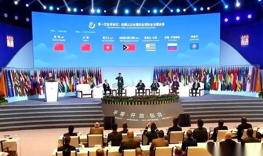 新加坡的会场里，灯光打在美国防长赫格赛斯脸上。他扫视全场，话筒递到嘴边，直接对着