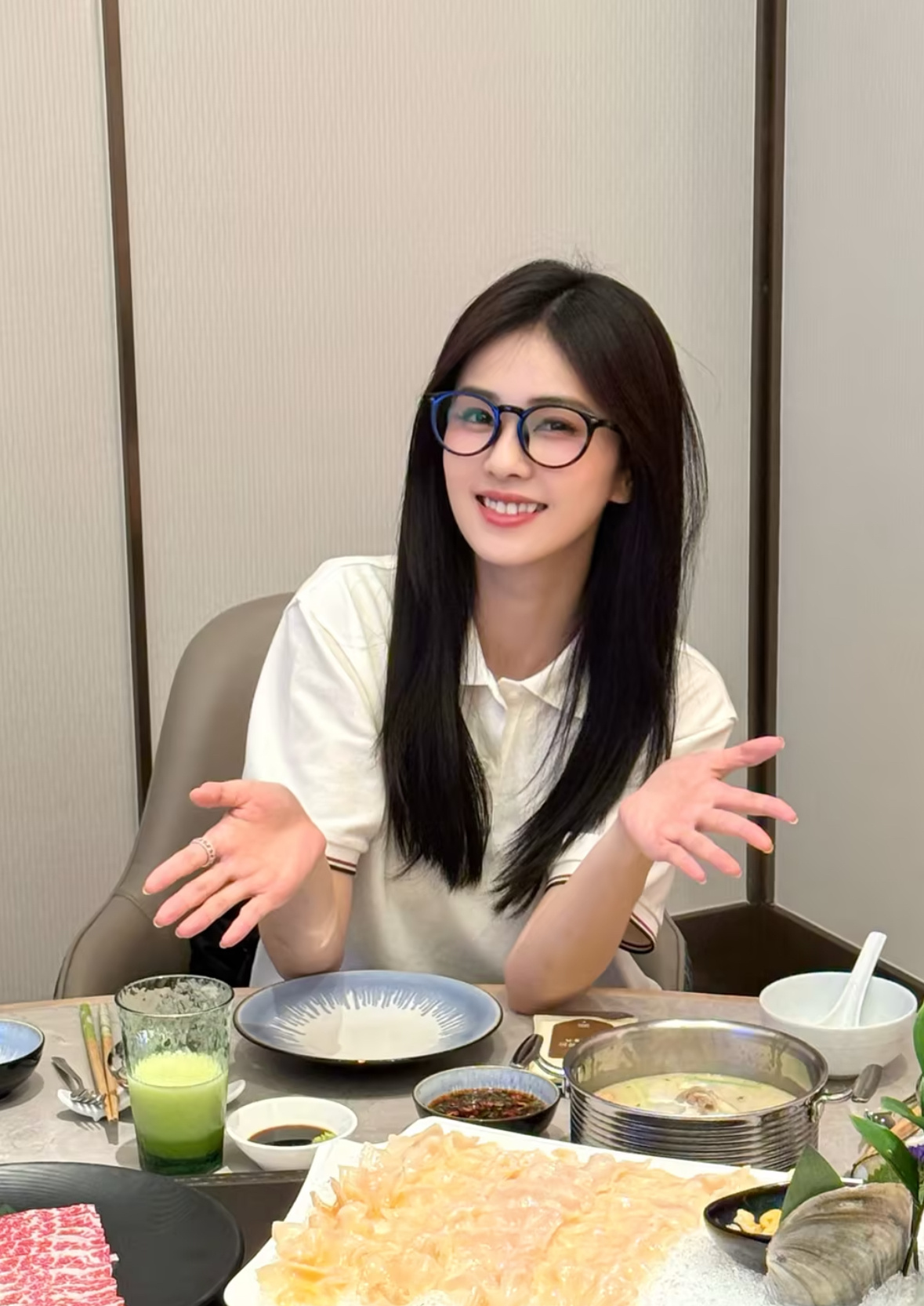 就爱看白鹿吃饭  香喷喷的  此女吃商很高  很会吃的一个鹿儿 跟随鹿儿吃同款吃