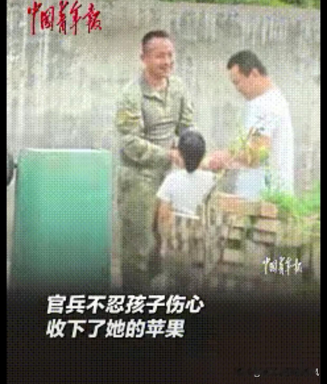 陕西西安，一个7岁的小女孩，看到家门口路过军车，从家里拿了两个苹果，一心想要送给