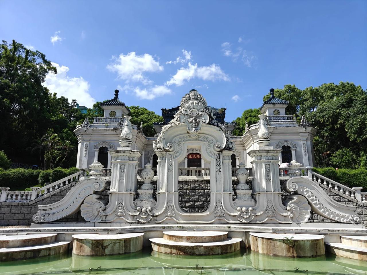 圆明园的远瀛观

坐标广东省珠海市香洲区兰埔路与白石路交叉路口西侧的新圆明园。