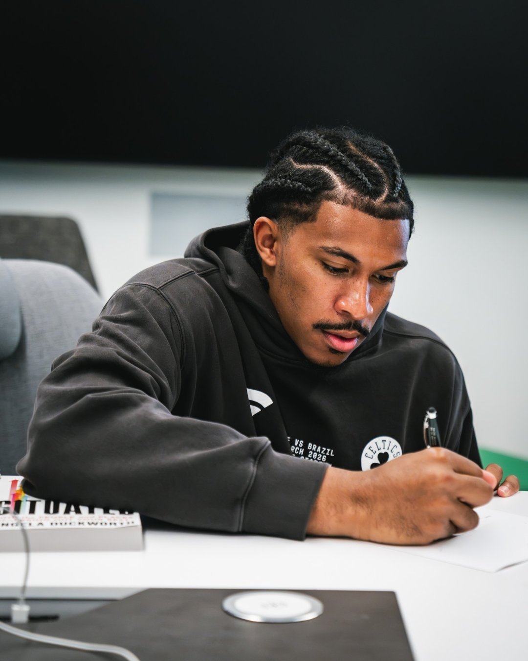 小罗恩-哈珀正式签约！上赛季在发展联盟发挥不错，今年在NBA里也要继续涨球啊！凯