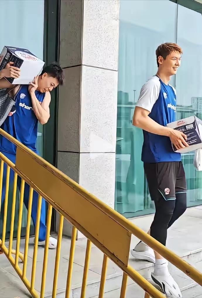 王哲林张镇麟二位球队核心也要搬水，非常接地气
