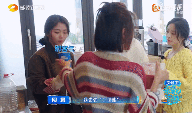 何炅也被秦岚的榨汁呛到了何老师全程毫无偶像包袱，被呛到的样子真实又可爱，太接地气