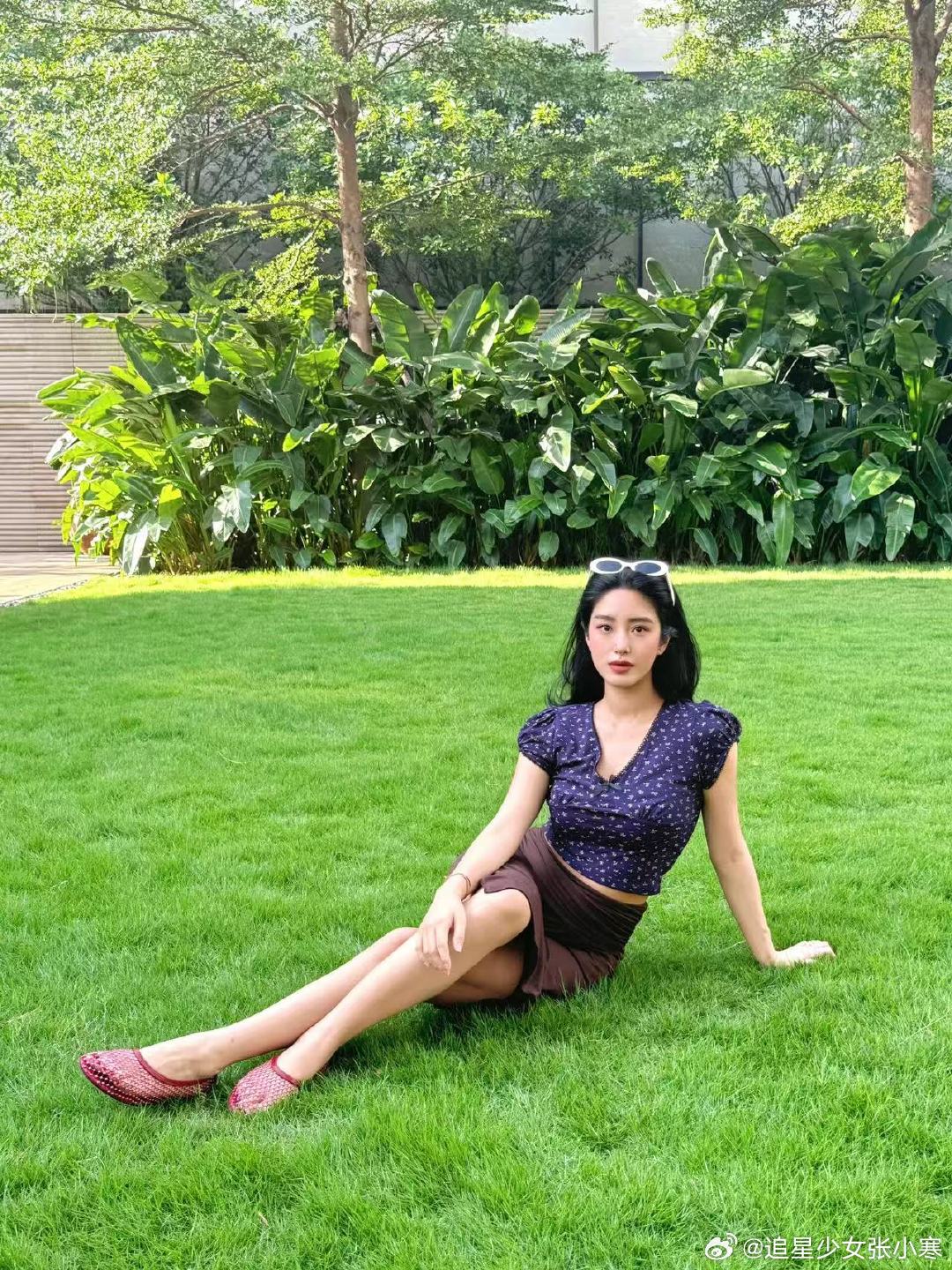 杨采钰产后晒照 杨采钰产后晒照，产后迅速回归好状态，太太太漂亮了！过分美丽杨采钰
