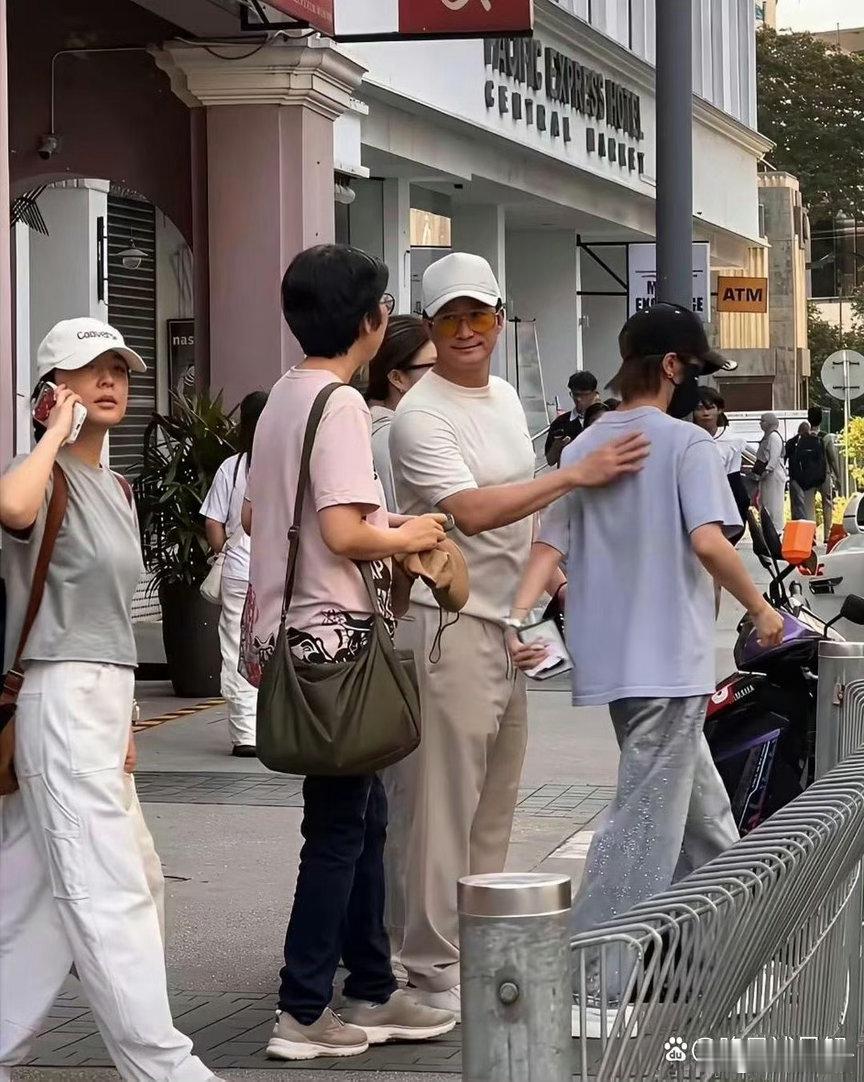 有人在马来西亚撞见吴京和谢楠啦！52 岁的吴京穿得休闲，胸肌可壮实了，一点没发福