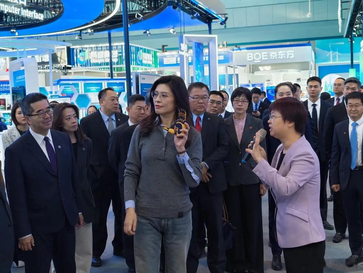 郑丽文访问大陆，目前收到的礼物主要有：一是C919大飞机模型 ，上海参观时，获赠