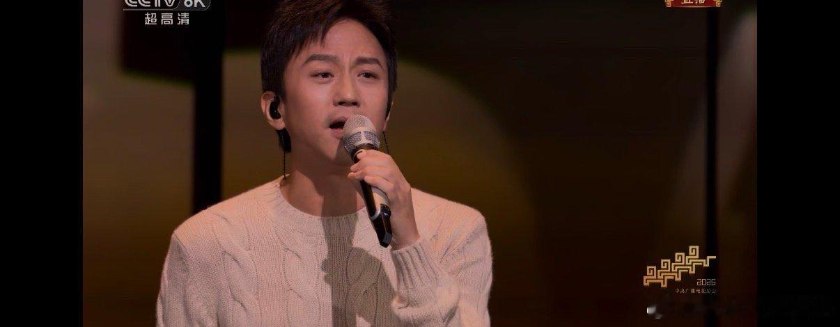 张新成和邓超的节目是不是上反了 看到张新成挥手的那一刻，我甚至以为邓超在后台遥控