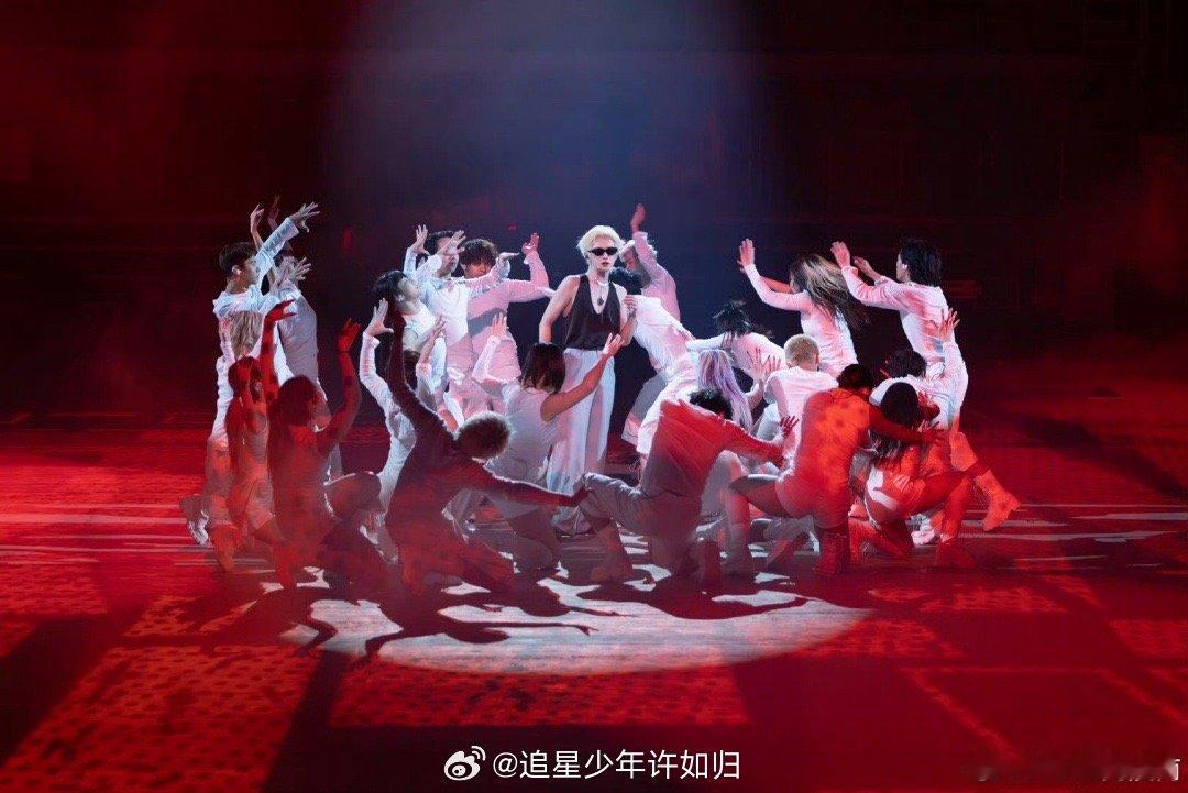 周震南粉丝提前过年了 周震南的演唱会大概是个“综合大礼包”：现场体验+124张视