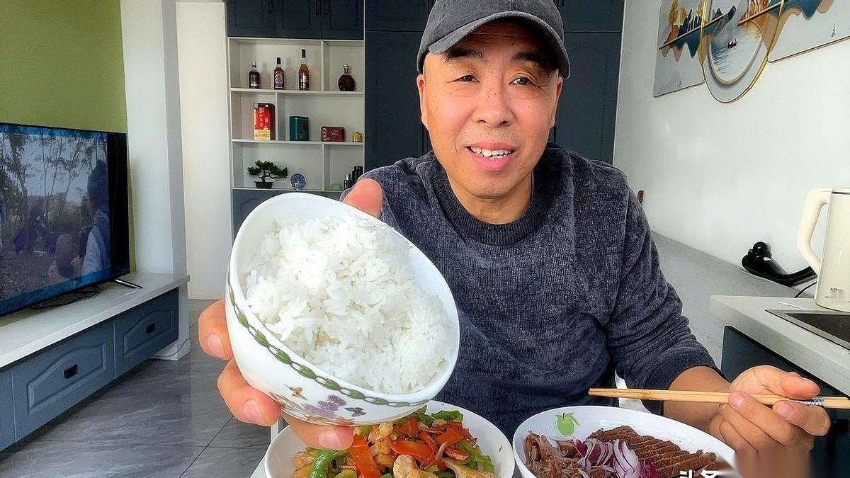 一张体检单，血脂那一栏，一个向上的箭头。
我盯着那个箭头，把刚端起来的酒杯，稳稳