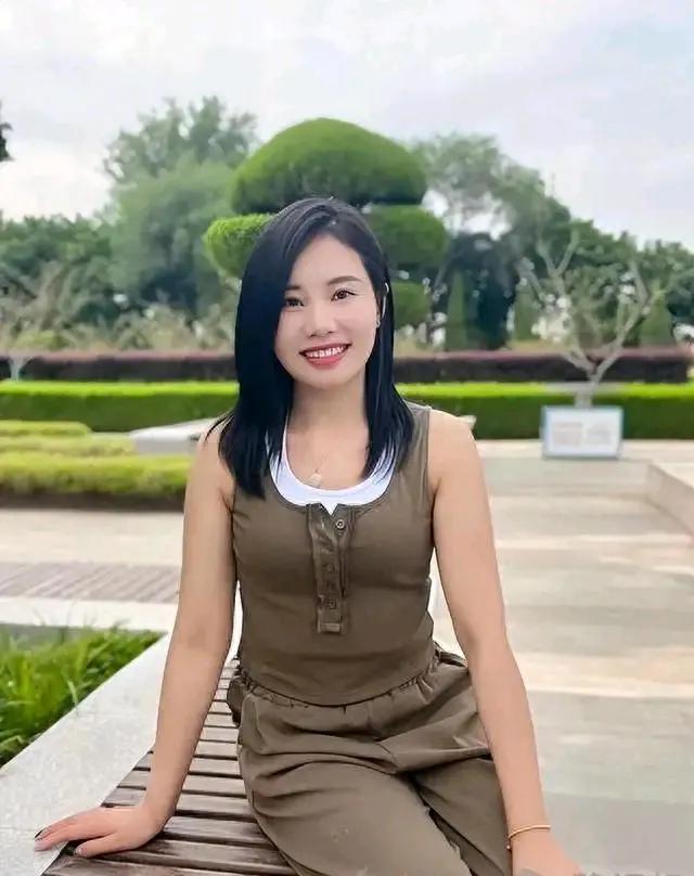 杨妞花父母生了个有出息的女儿，可惜还幼小的她就被拐卖了，可恶的人贩子。若他们还活